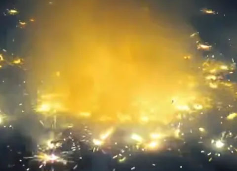点燃 500 个彩菊烟花,那个场面简直群魔乱舞!-趣观网
